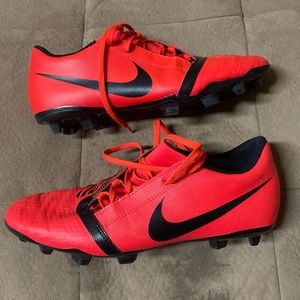 Soccer shoes
